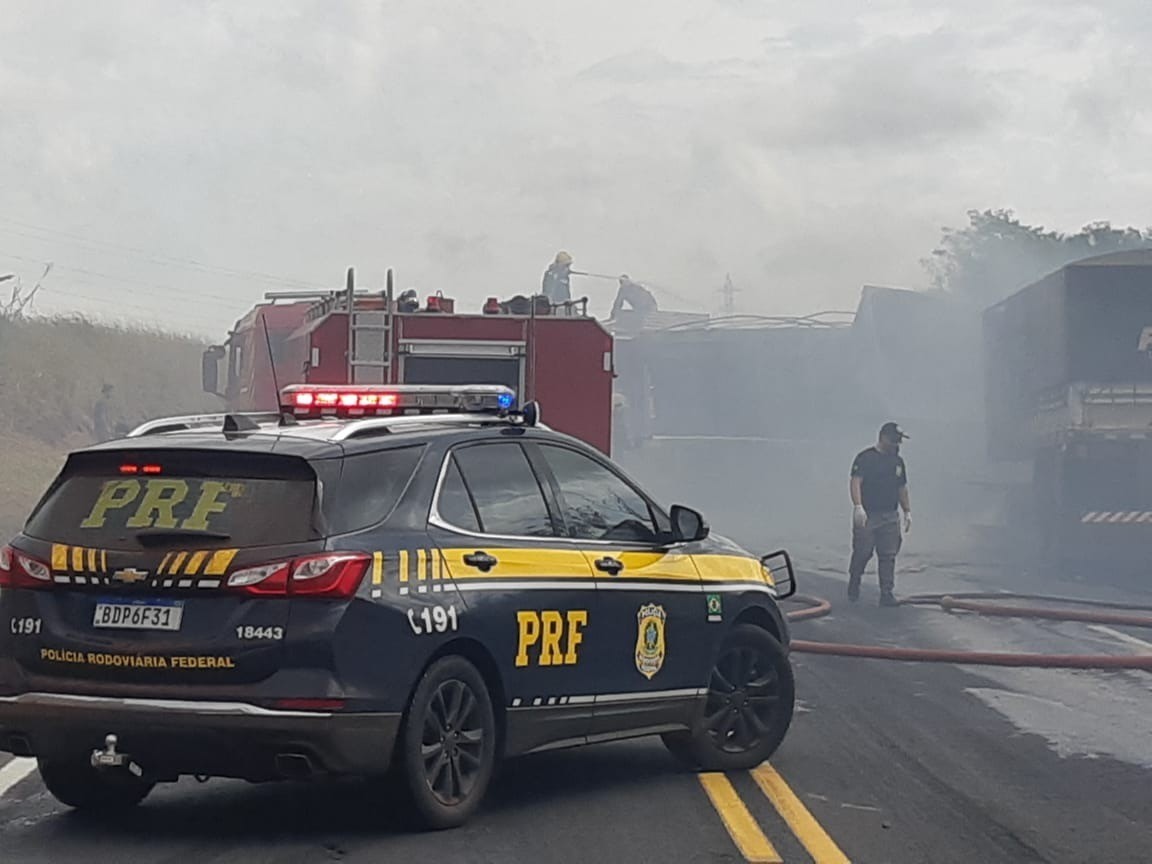 Caminhão ultrapassou vários veículos até bater em carreta, diz PRF