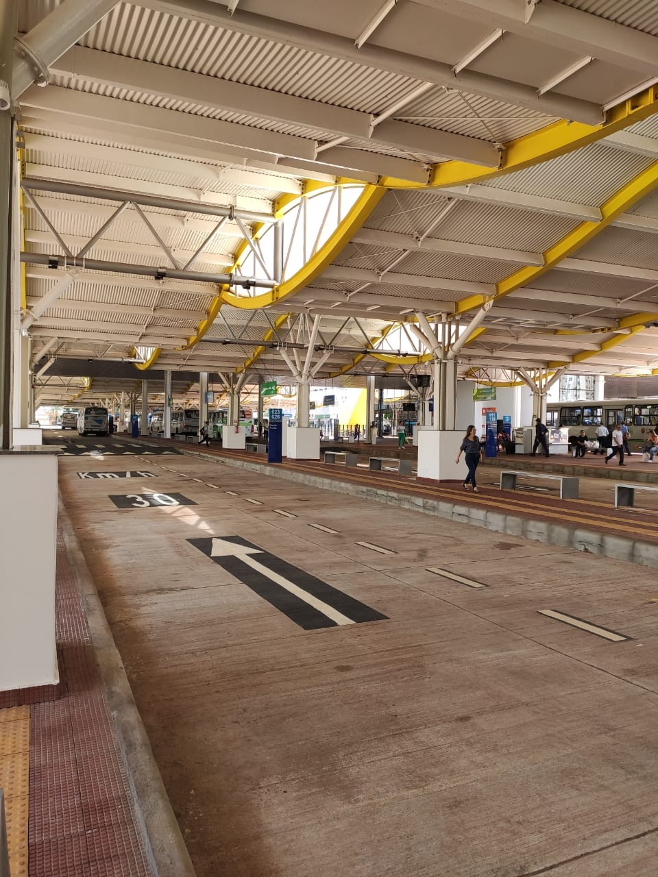 Fechamento de comércio altera fluxo no terminal urbano