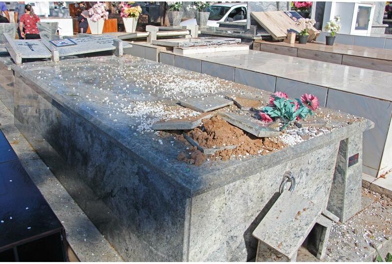 Túmulos são destruídos em cemitério de Cianorte