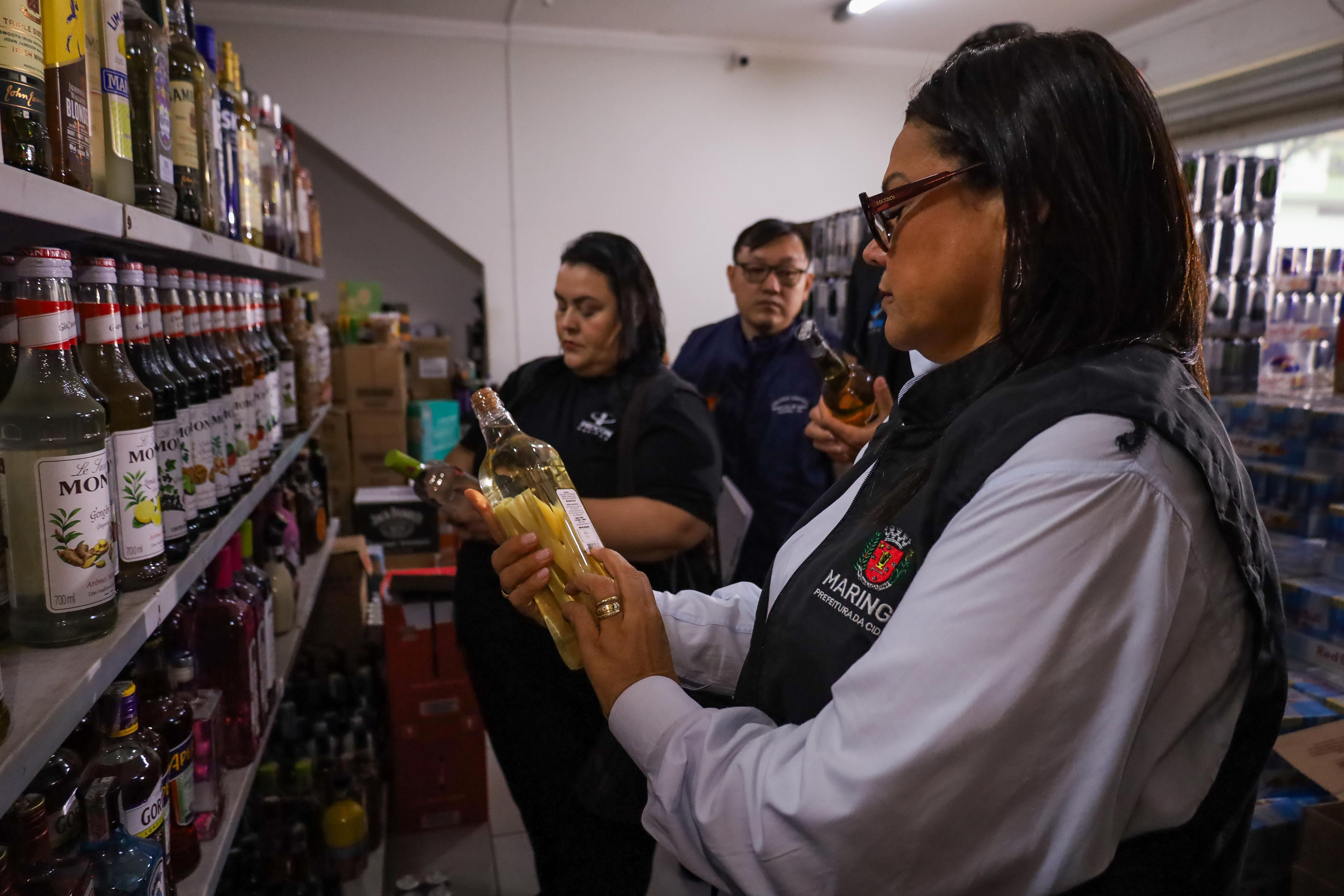 Procon apreende 136 garrafas de bebidas durante fiscalização