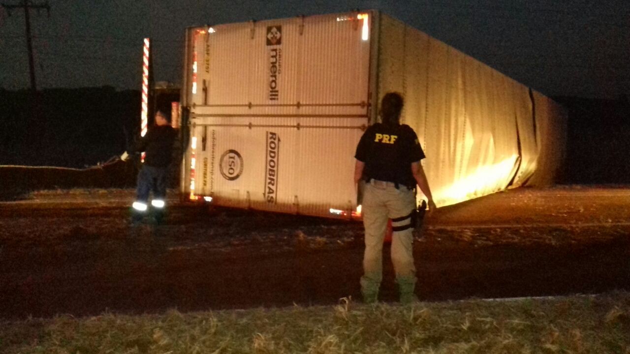 Caminhão carregado com eletrodomésticos tomba na BR-376