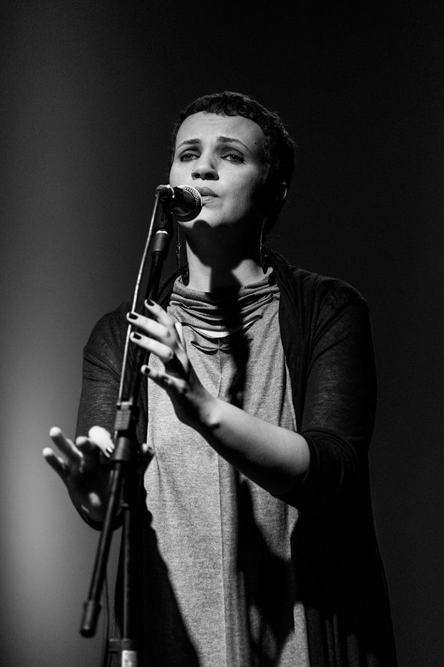 Cantora maringaense homenageia Elis Regina em show