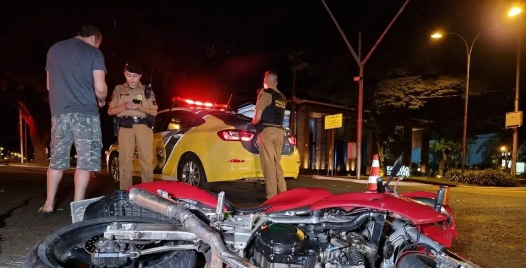 Colisão entre carro e moto deixa estudante ferido em Maringá