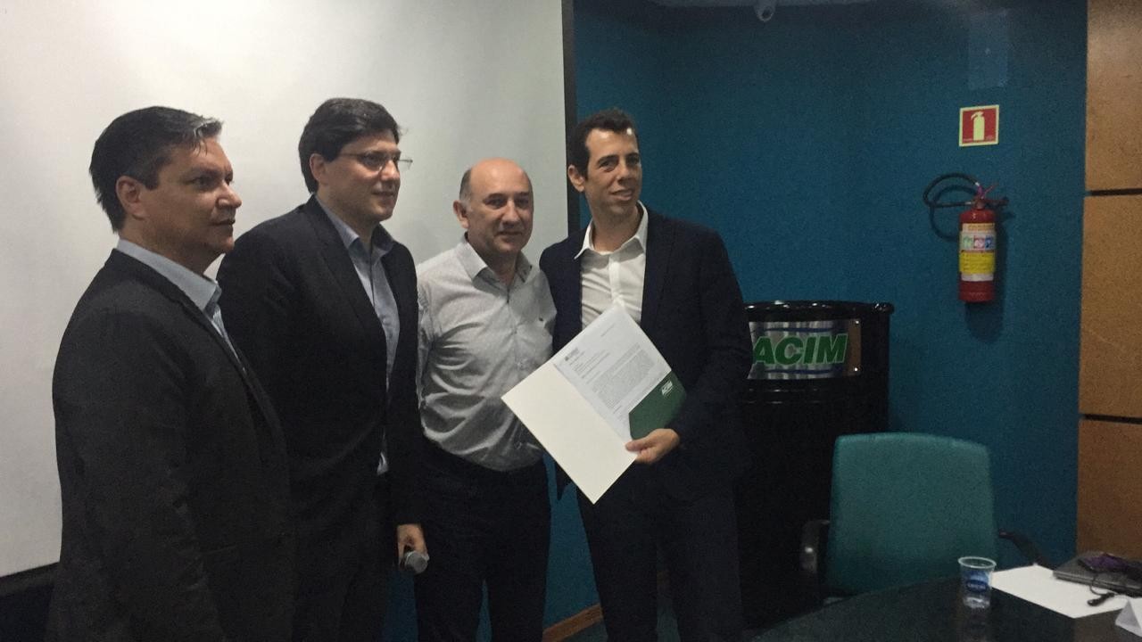 Secretário de Educação anuncia projetos e cobra participação da UEM