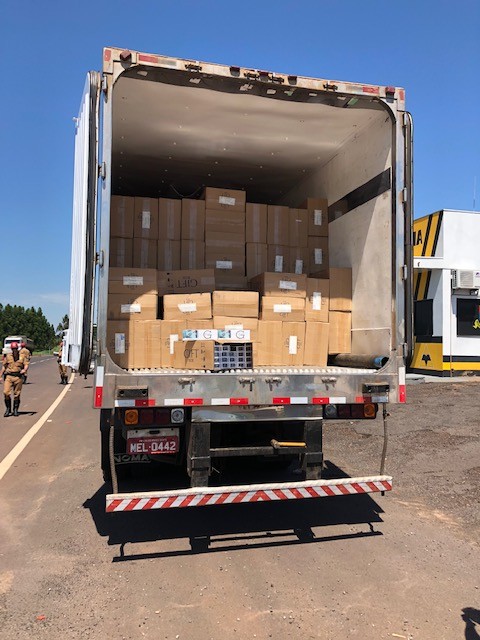 Policiais desconfiam de pneus sujos de terra e apreendem cigarros