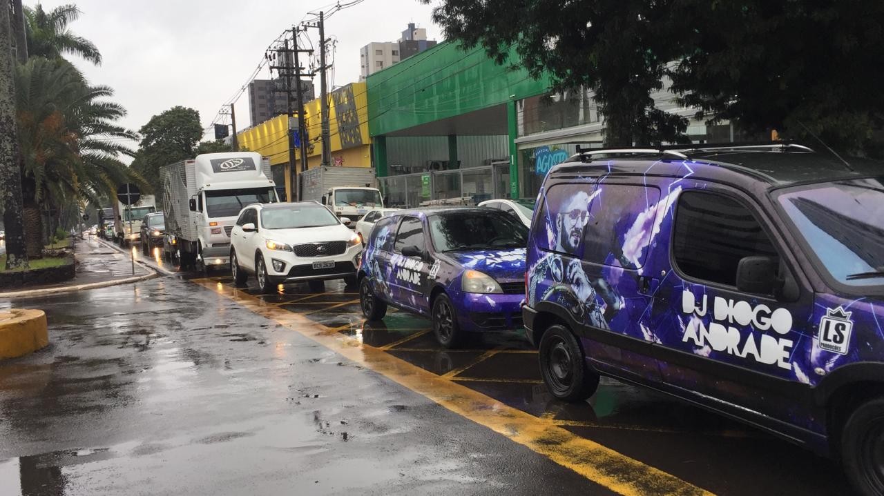 No dia em que eventos com até 30 pessoas são liberados, setor promove carreata pedindo público maior