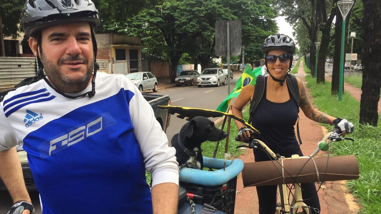 Casal viaja de bicicleta divulgando o turismo e o veganismo