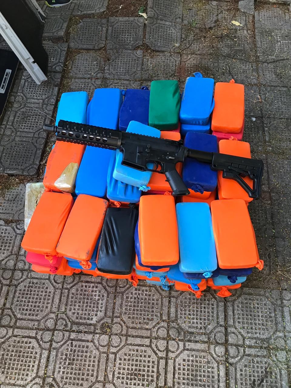 Motorista é preso com crack e um fuzil escondidos em veículo na PR-317