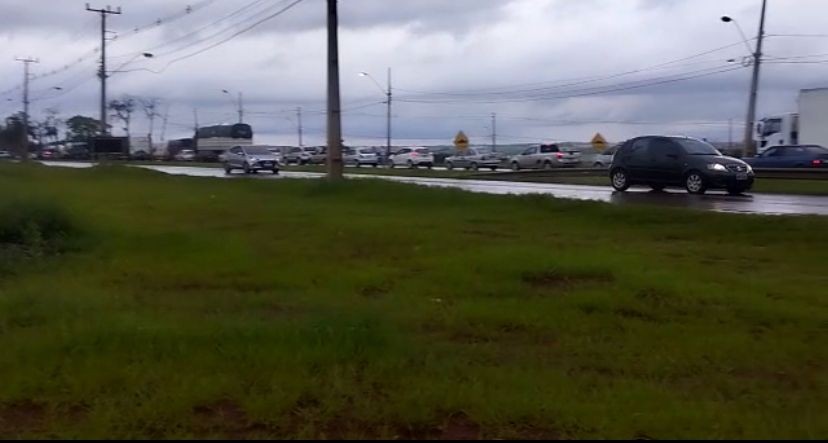 Protesto impede passagem de ônibus e caminhão na PR-317, diz PM