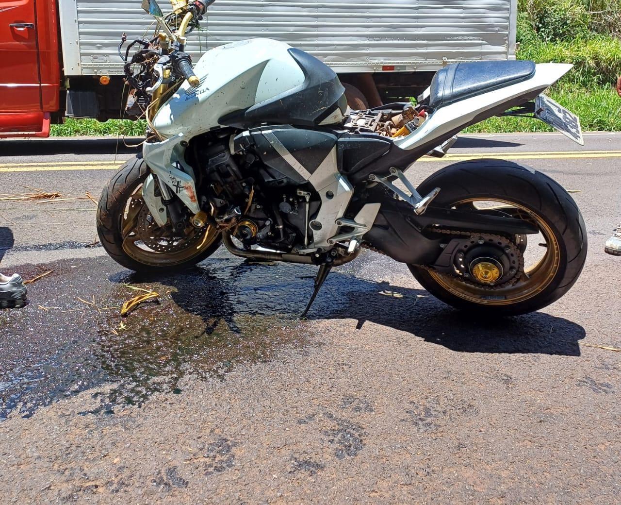 Motociclista morre ao se chocar com carro que viajava na mesma direção