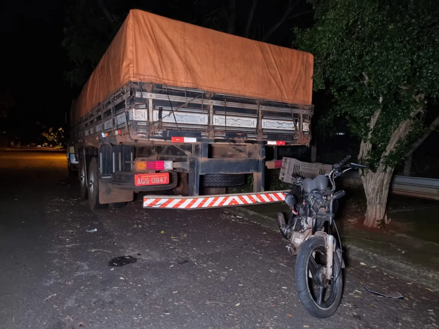 Motociclista fica gravemente ferido ao bater contra traseira de caminhão parado em Maringá