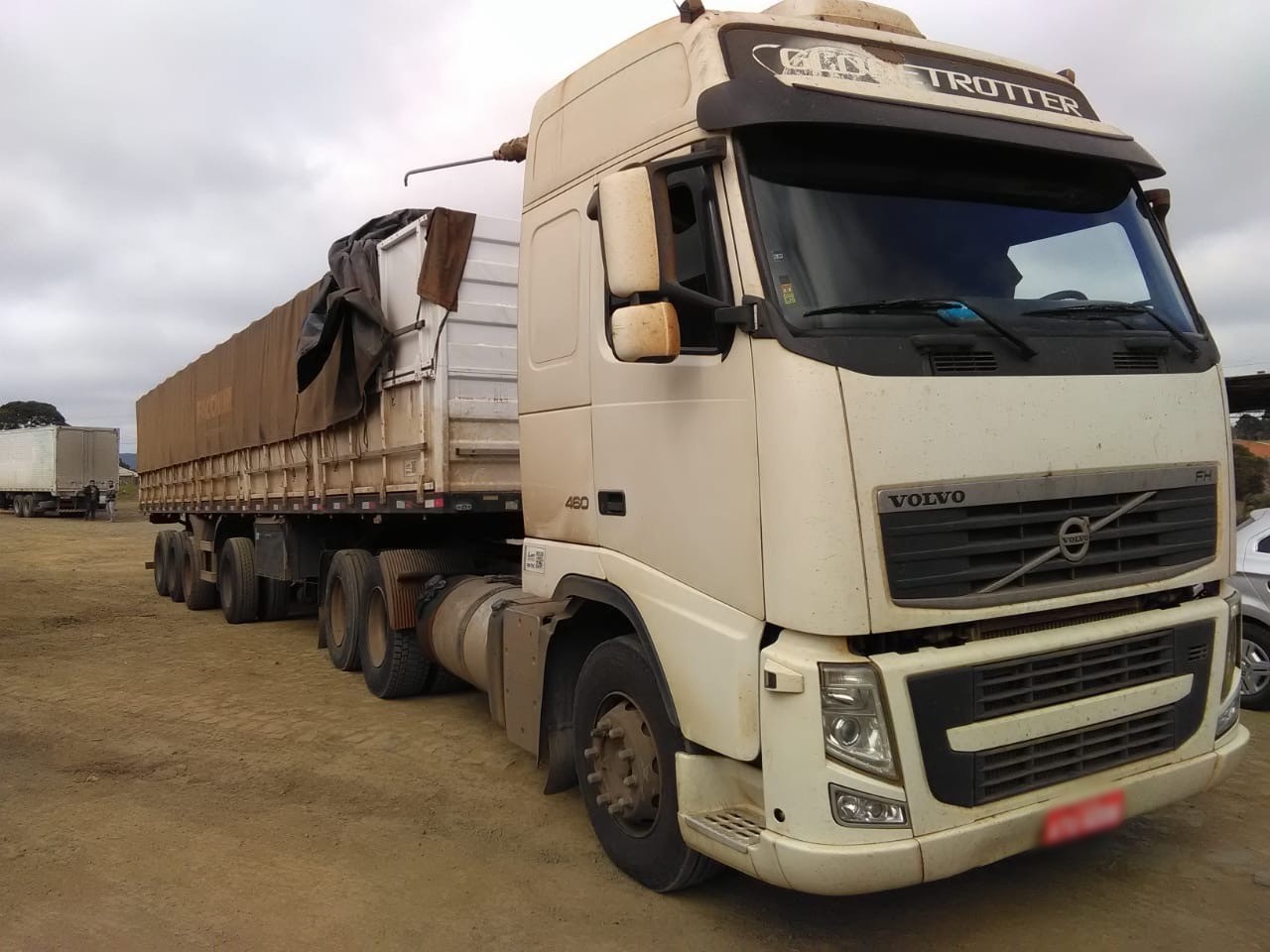 Polícia recupera caminhão com carga roubada em Maringá