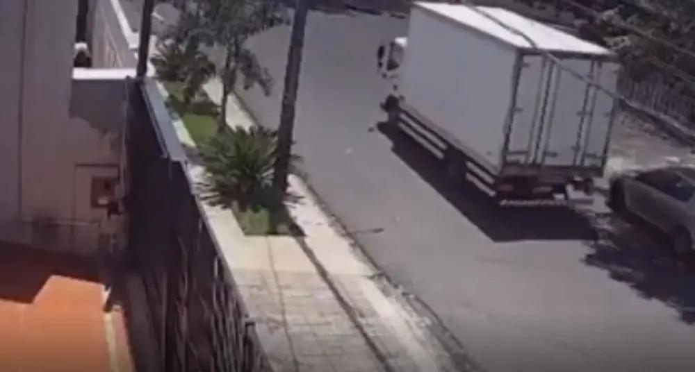 Motociclista é arremessado contra muro em batida com caminhão em Maringá