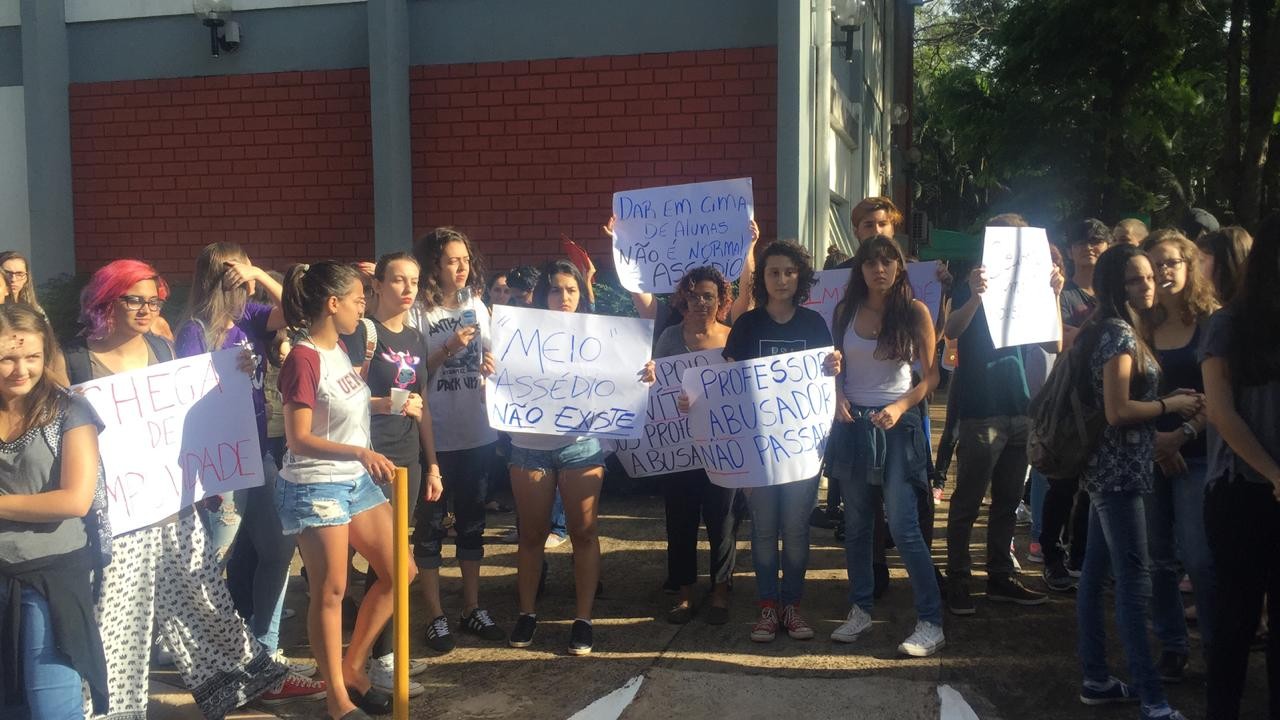 Estudantes querem punição mais severa para professores acusados de assédio