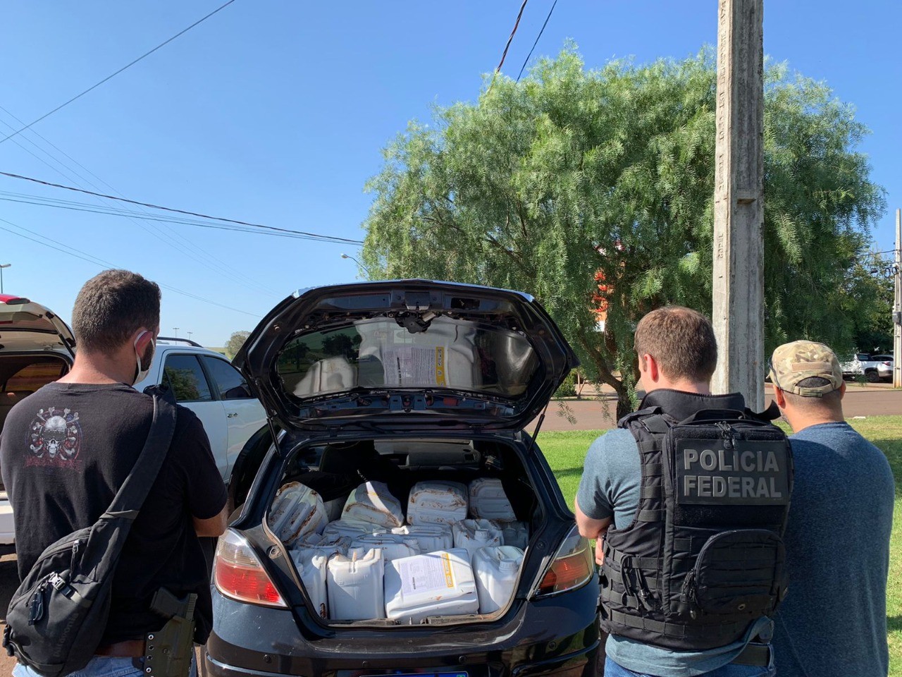 Polícia Federal apreende 700 litros de agrotóxicos de origem paraguaia