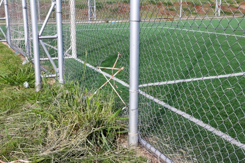 Vândalos destroem grade de campinho fechado para jogar bola em Maringá