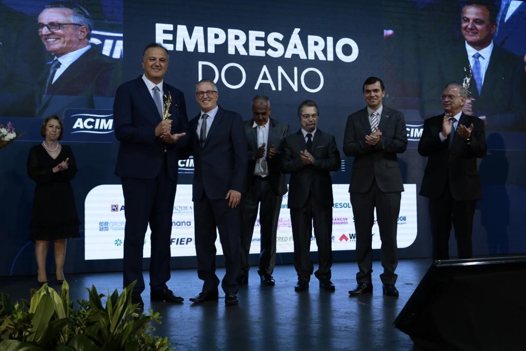 Dirley Ricci recebe o prêmio ‘Empresário do Ano’