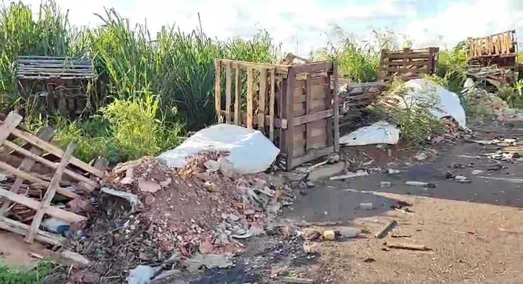 Empresa de Maringá é flagrada jogando lixo em terreno de Paiçandu