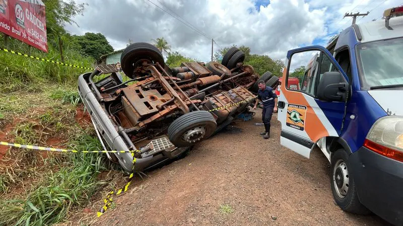Caminhão tomba e motorista morre na BR-376, em Nova Londrina