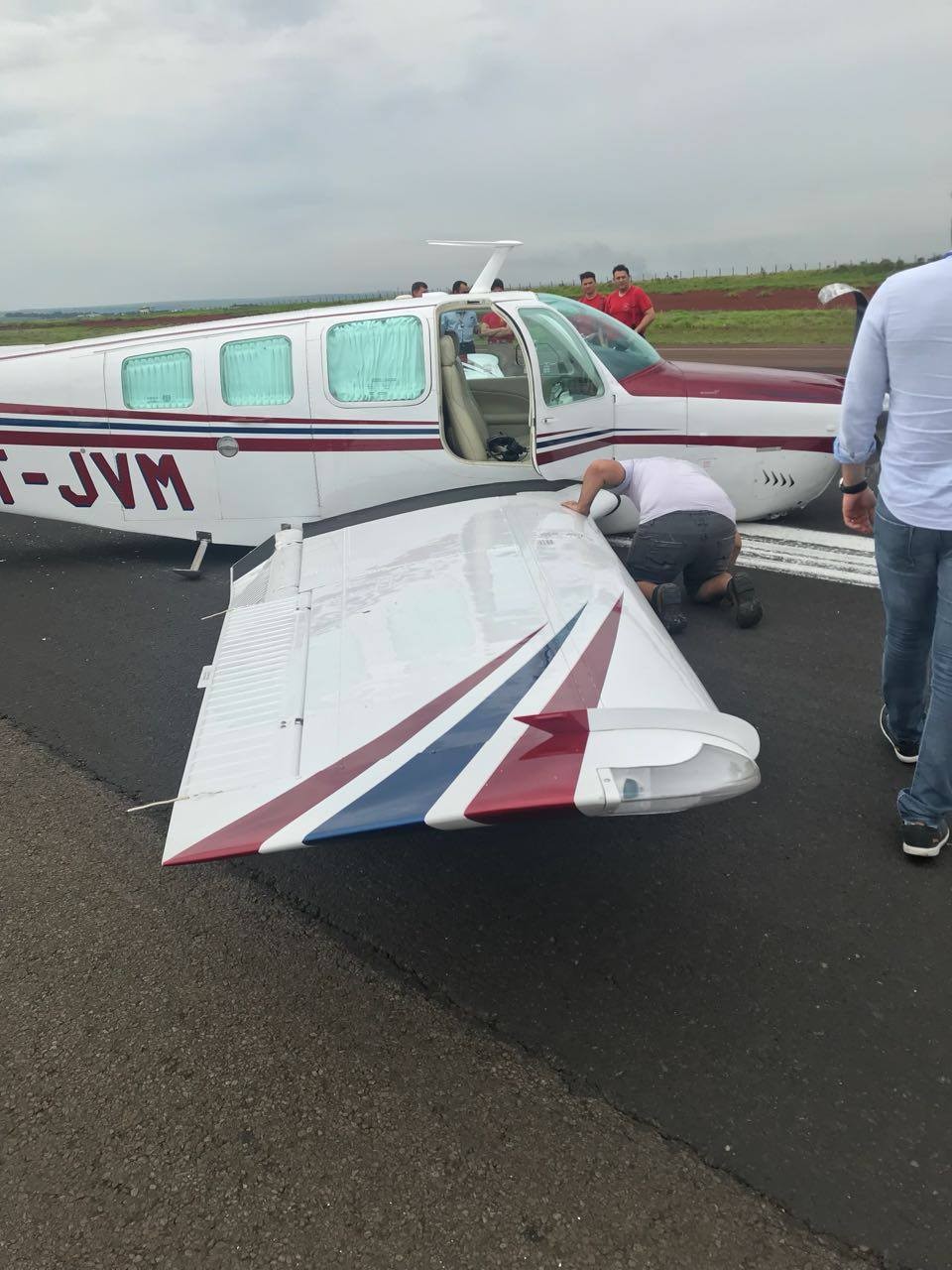 Problema em trem de pouso causa susto no aeroporto