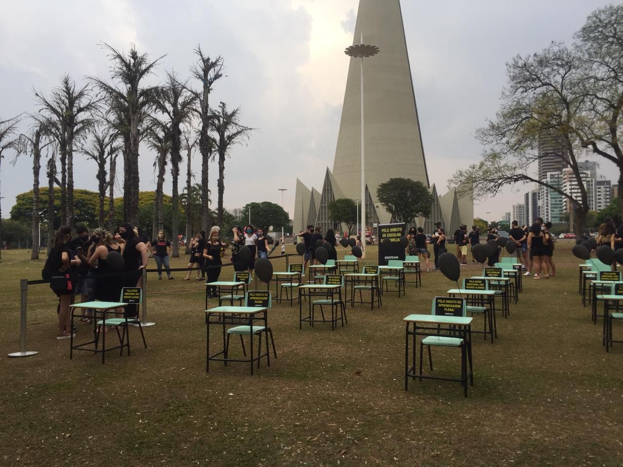 Escolas privadas fazem ato pedindo reabertura em Maringá
