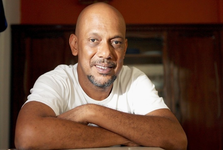 “Escrever ‘Cidade de Deus’ foi doloroso”, afirma Paulo Lins