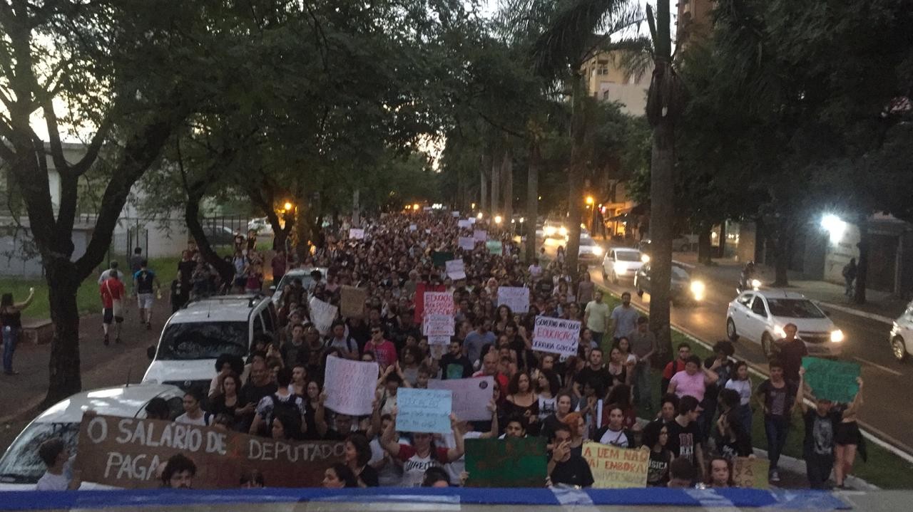 Segundo protesto do mês em apoio à educação reúne centenas de pessoas