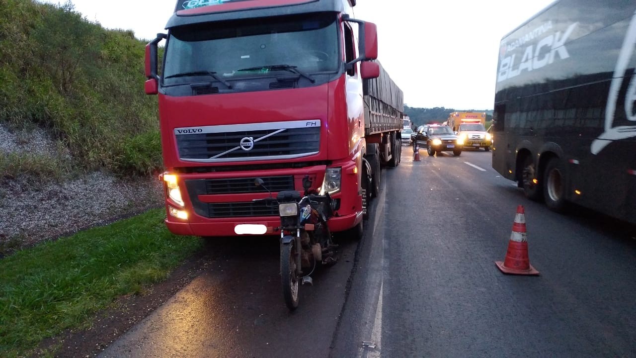 Mulher morre em acidente de moto na BR-376