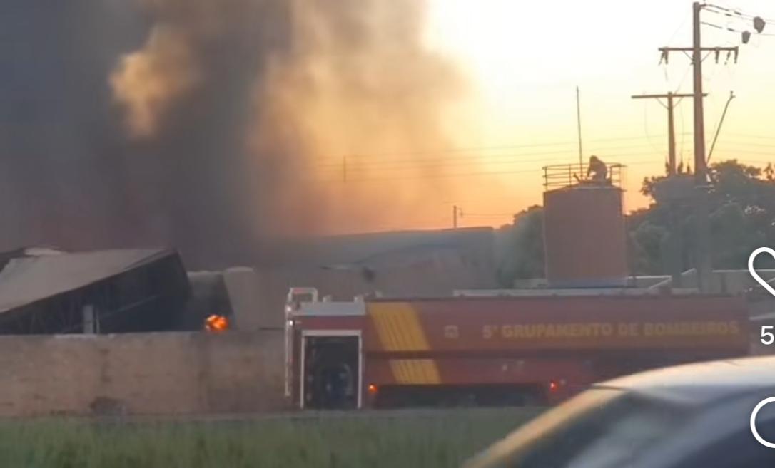 Incêndio atinge galpão na Avenida Guaiapó