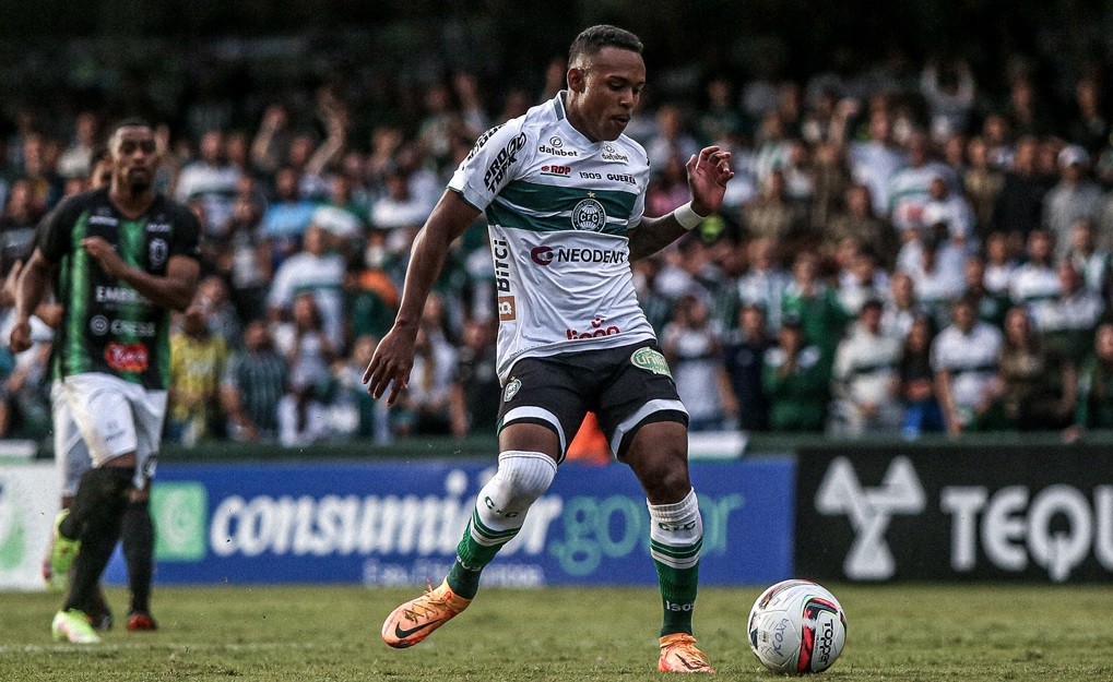 Maringá FC sofre novo ‘apagão’, leva virada do Coritiba e fica com o vice-campeonato