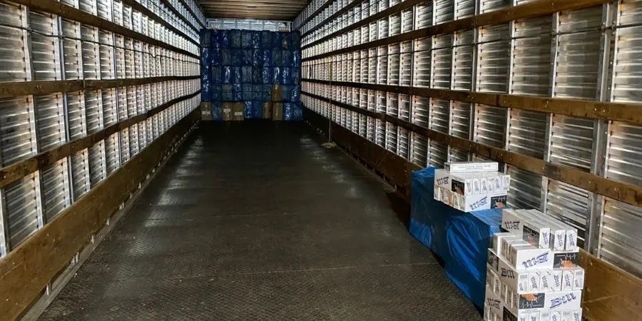 Cigarros do Paraguai eram transportados em meio a equipamentos de shows; barracão foi estourado em Maringá