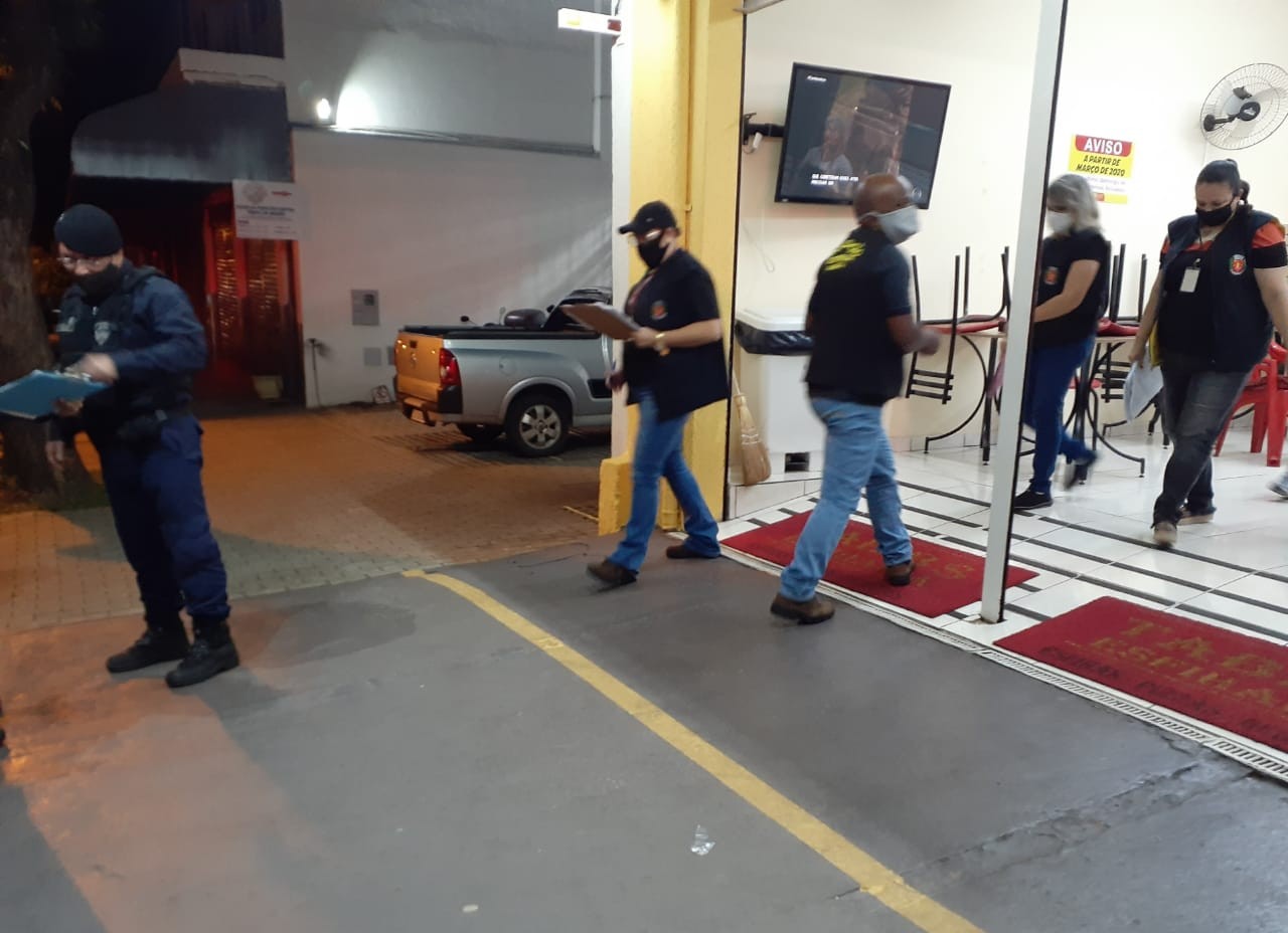 Força-tarefa multa 18 bares que mesmo após orientação não fecharam