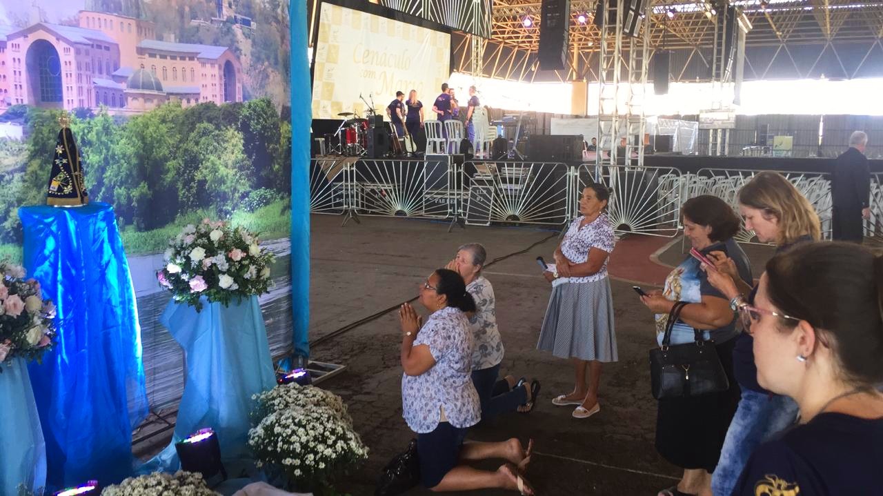 Cenáculo com Maria atrai fiéis de Maringá e região