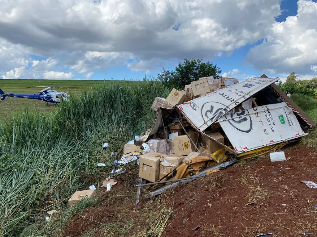 Caminhoneiro morre na região de Maringá após veículo tombar em curva perigosa