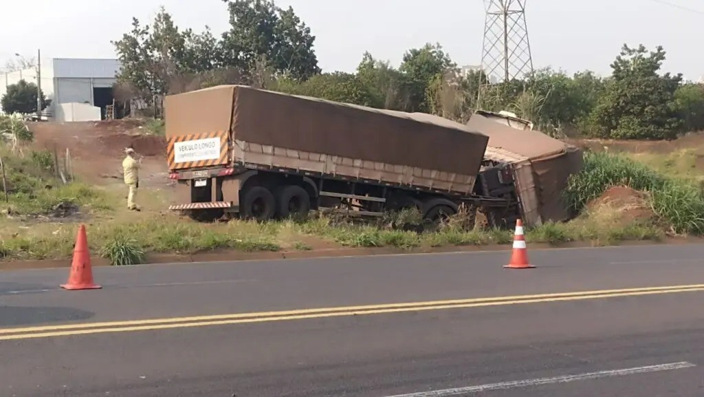 Carreta colide contra cinco veículos e tomba no Contorno Sul, em Maringá