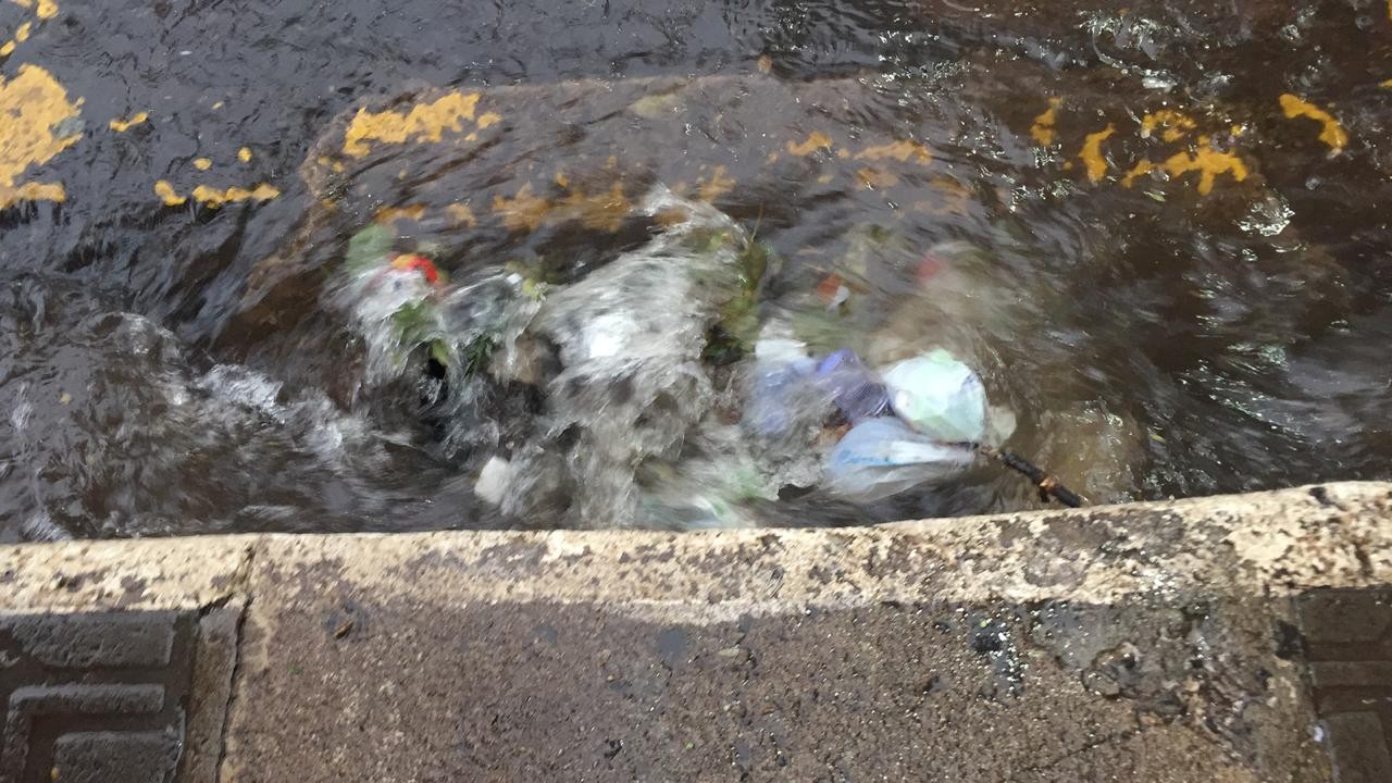 Chuva arrasta lixo e entope bueiros