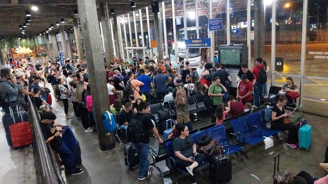 Movimento intenso na rodoviária de Maringá nos últimos dias de 2023