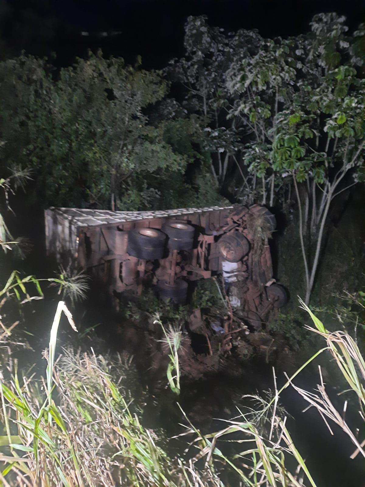 Caminhão sai da pista, cai em ribanceira e motorista morre
