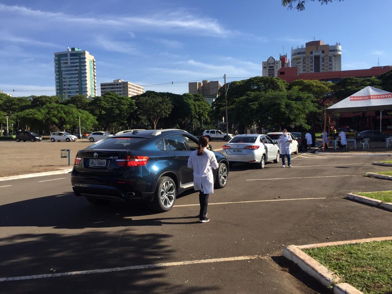 Idosos acordam cedo para tomar vacina em Maringá