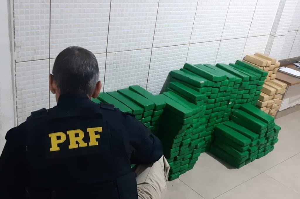 PRF apreende 271 kg de maconha em Campo Mourão