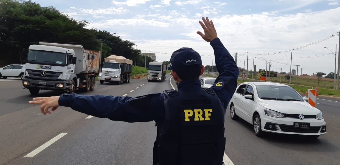 Caminhoneiros fazem bloqueio na BR-376 na região noroeste