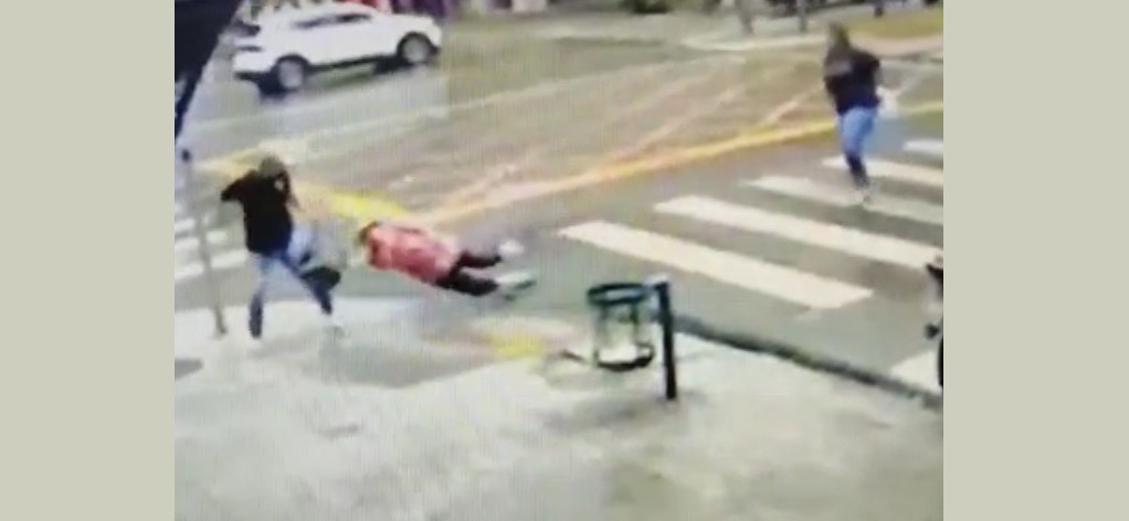 Vídeo: idosa fica ferida ao ser derrubada no chão em tentativa de roubo em Maringá