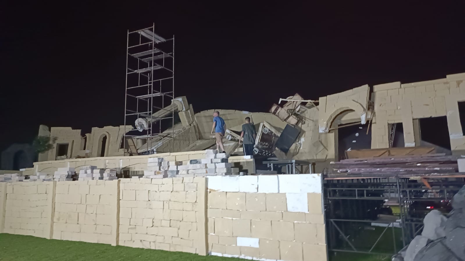 Vendaval causa estragos no cenário da Paixão de Cristo