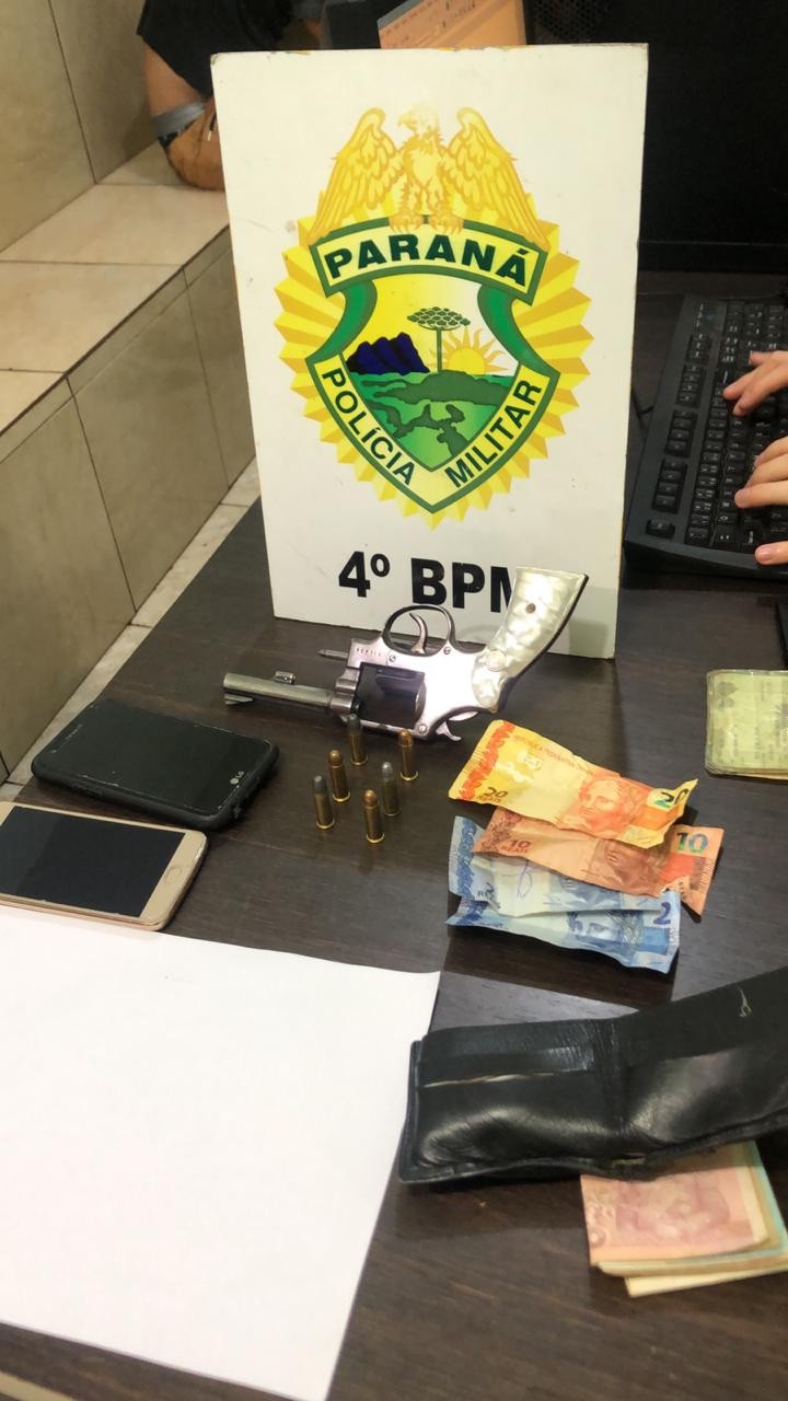 Após fugir da PM e bater carro, dupla é presa por ameaça