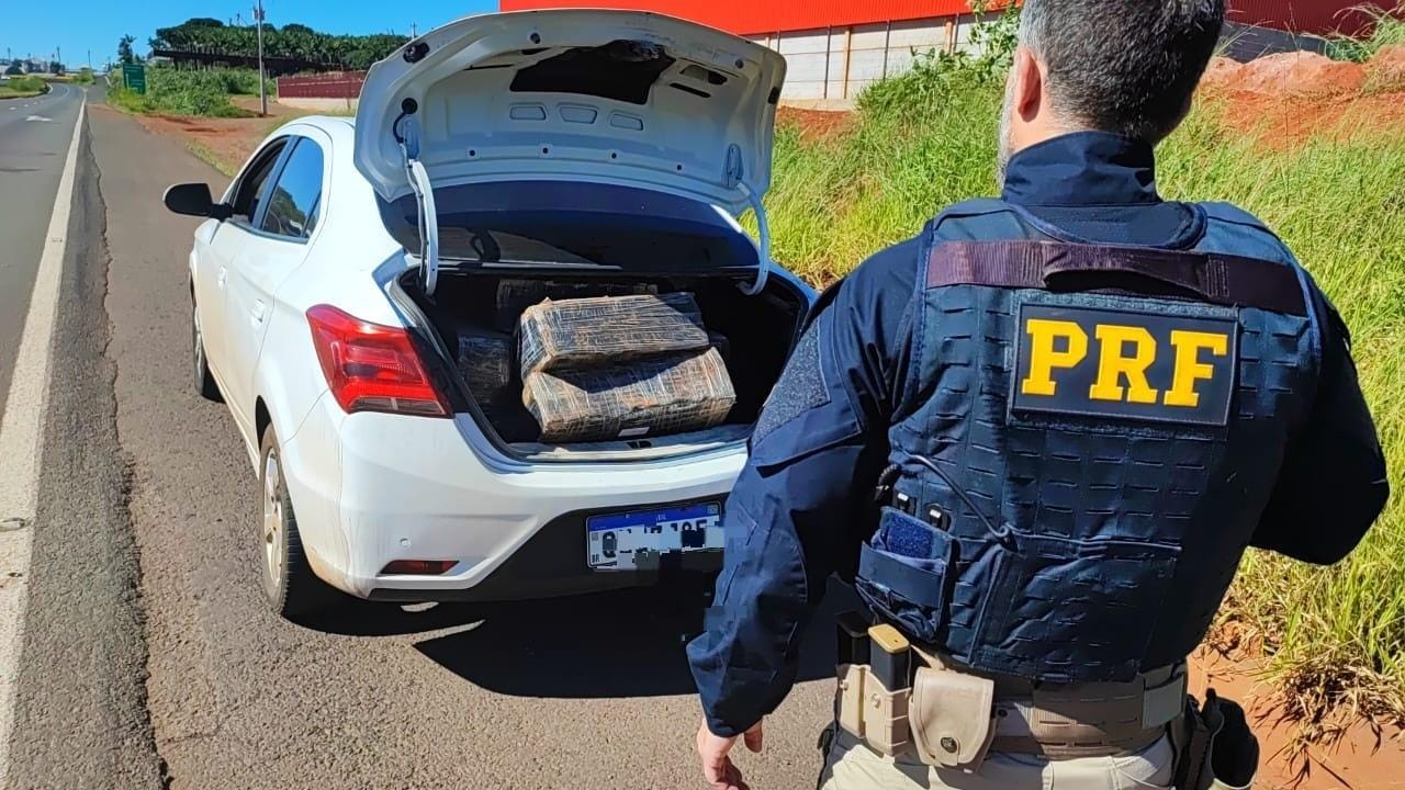 PRF apreende veículo carregado com maconha em Jandaia do Sul