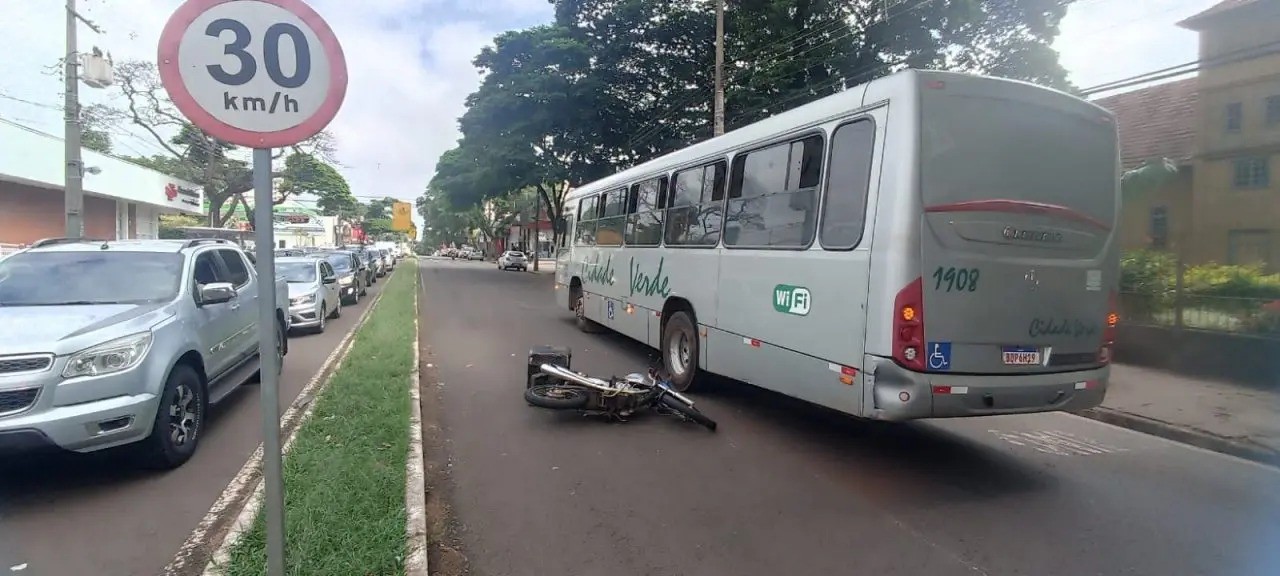Entregador fica em estado grave ao colidir moto contra ônibus em Maringá