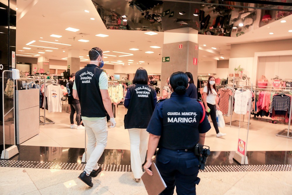 Mais de 200 pessoas são orientadas durante fiscalização na noite dessa sexta-feira (7)