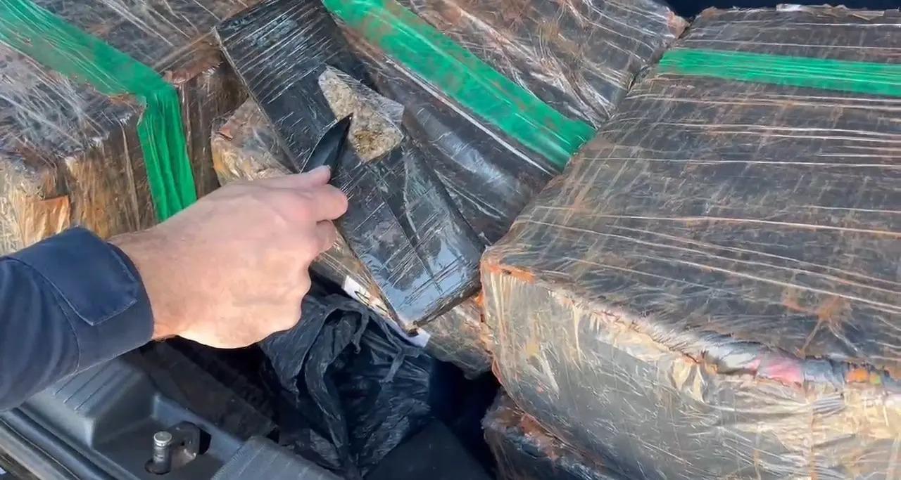 PRF apreende quase 100 kg de maconha em carro abordado na BR-376