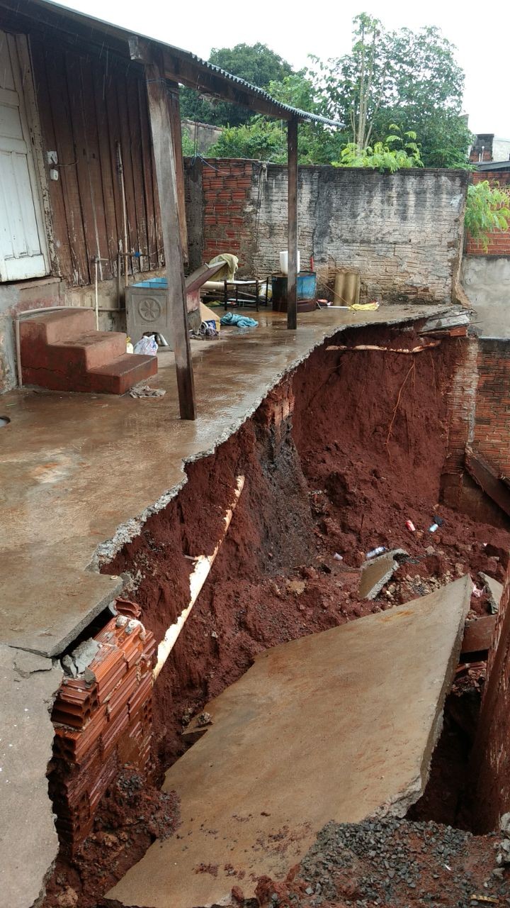 Dois muros de residências desabam em Maringá