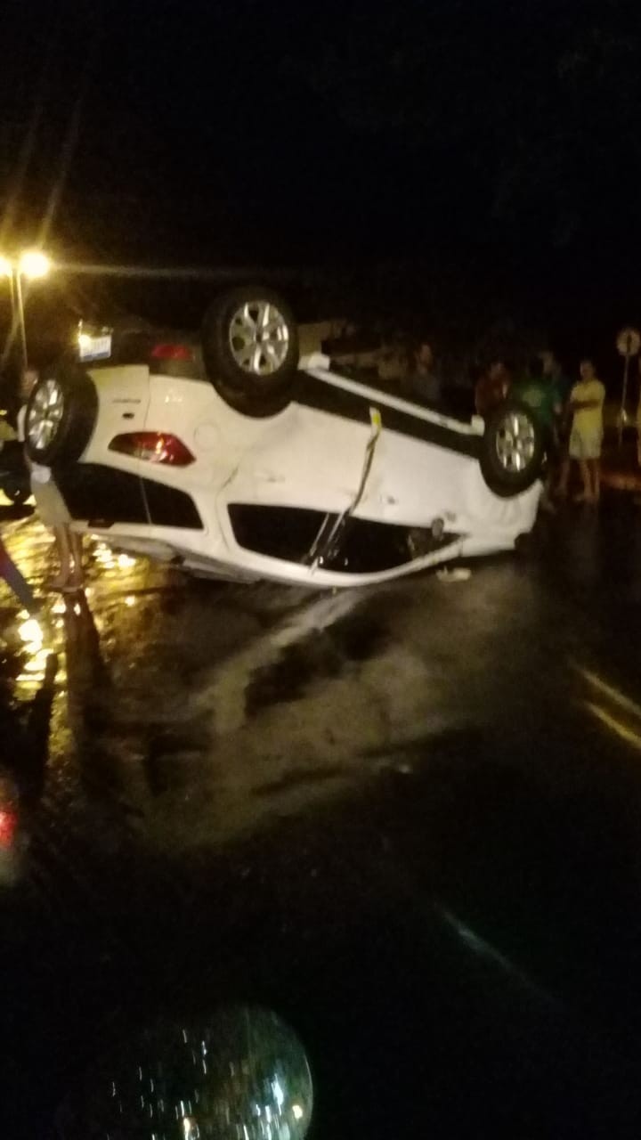 Câmera de segurança flagra capotamento em Paranavaí
